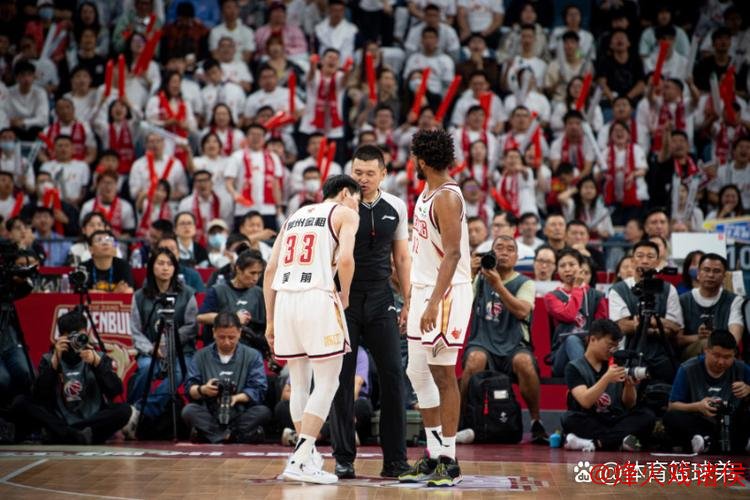 余嘉豪17+12吴前15分 浙江力克上海3-2晋级四强 余嘉豪17+12吴前15分 浙江力克上海3-2晋级四强