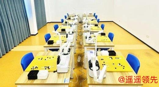 “萧山智造”棋启新篇 小明围棋机器人亮相智博会