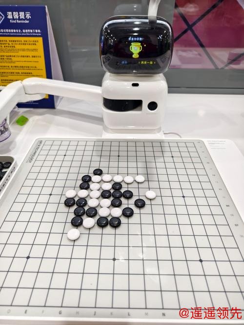 “萧山智造”棋启新篇 小明围棋机器人亮相智博会